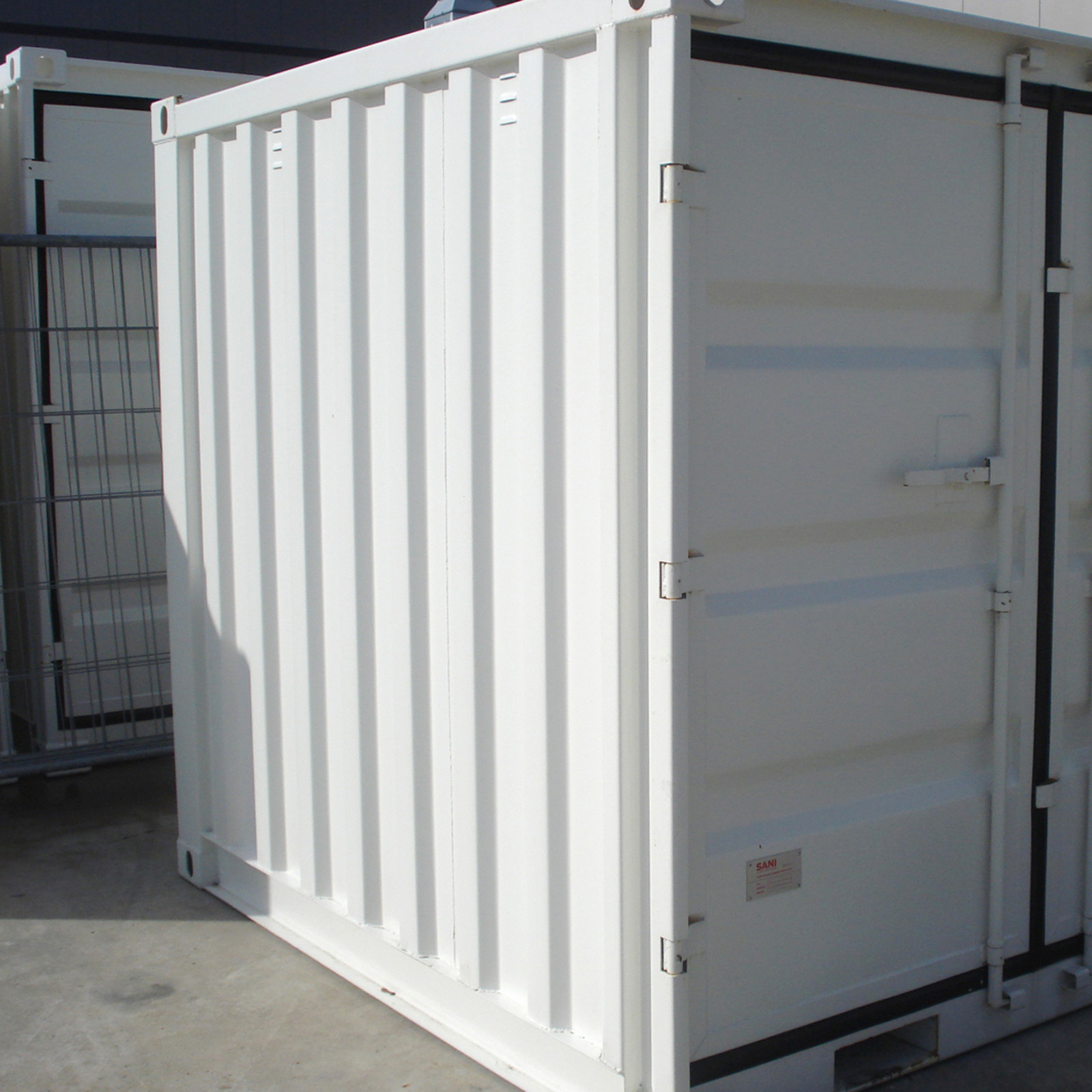 hochzwei_sani_teaser_01.jpg Weißer Container steht in der Sonne