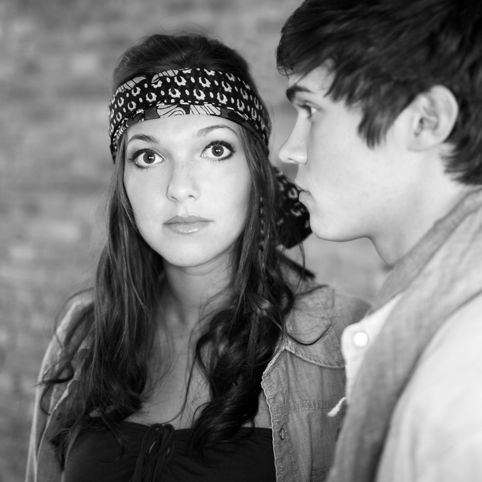 hochzwei_cjschmidt_teaser_08.jpg Langhaariges Model mit Stirnband blickt mit großen Augen in die Kamera