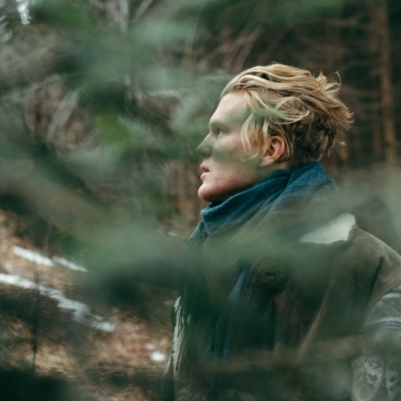 hochzwei_hos_teaser_04.jpg Ein junger Mann steht im Wald