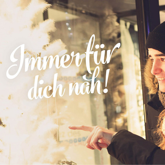 Mädchen zeigt auf Schaufenster