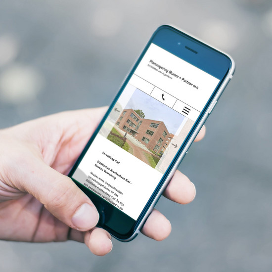 Form, vollendet Hand hält Handy mit geöffneter Website des Planungsrings