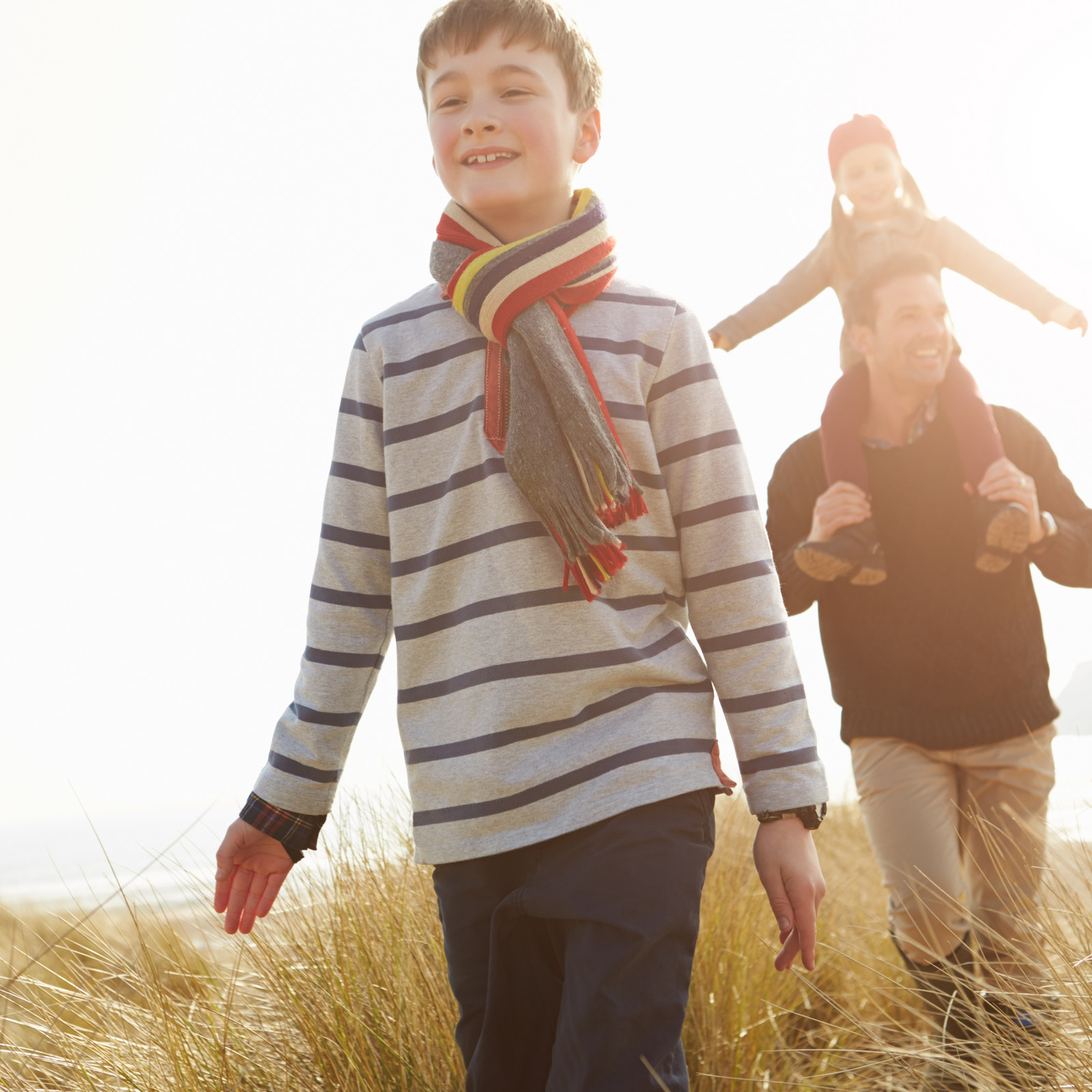 hochzwei_tsw_teaser_08.jpg Ein Vater mit seinen zwei Kindern geht durch die Dünen
