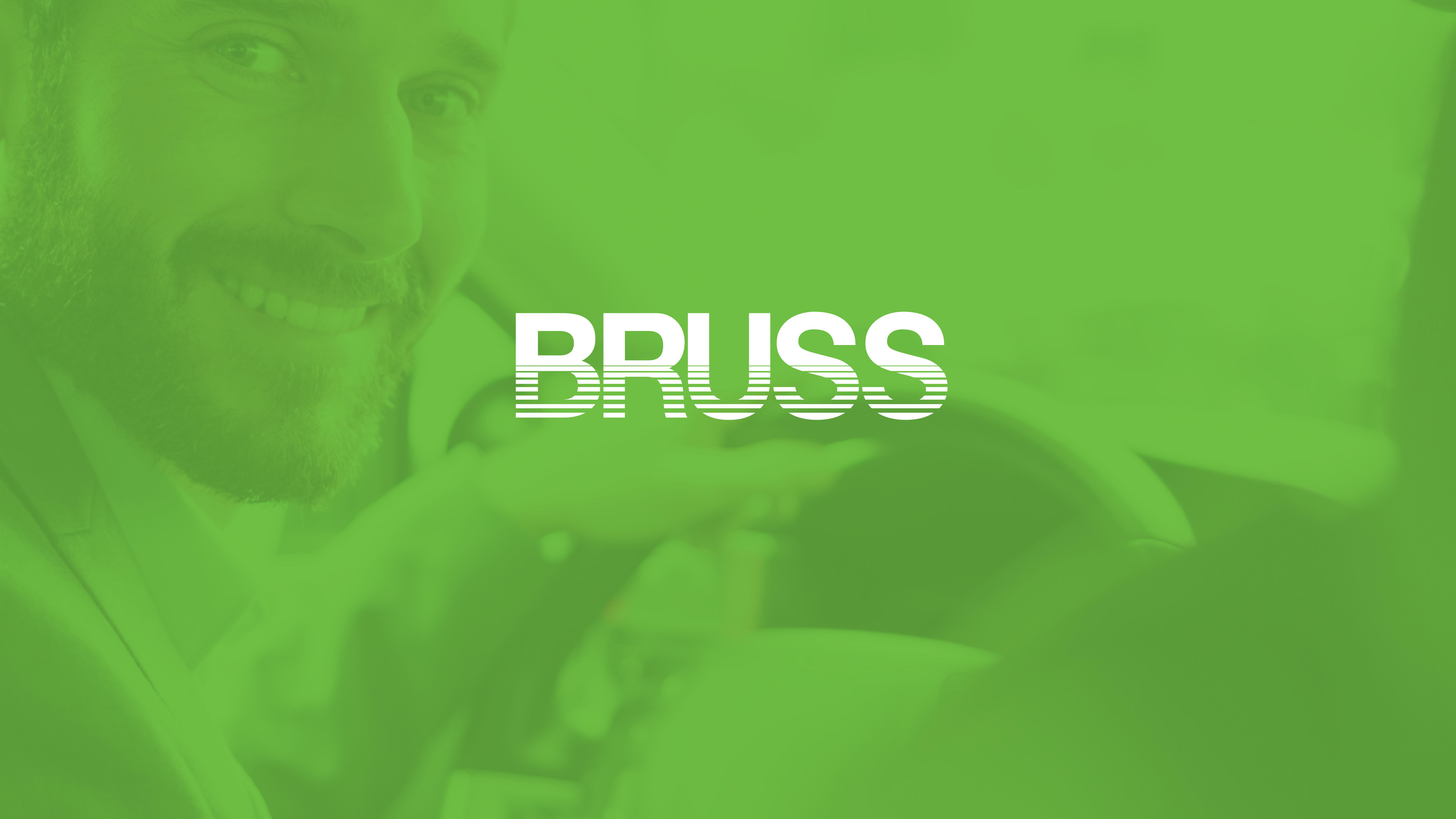 Weißer Schriftzug BRUSS auf grünem Hintergrund, das lächelnden Mann am Steuer zeigt