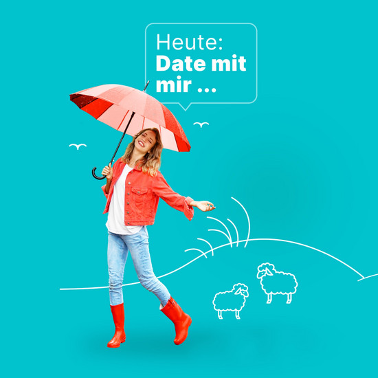 Lachende Frau trägt rote Gummistiefel und eine rote Jeansjacke