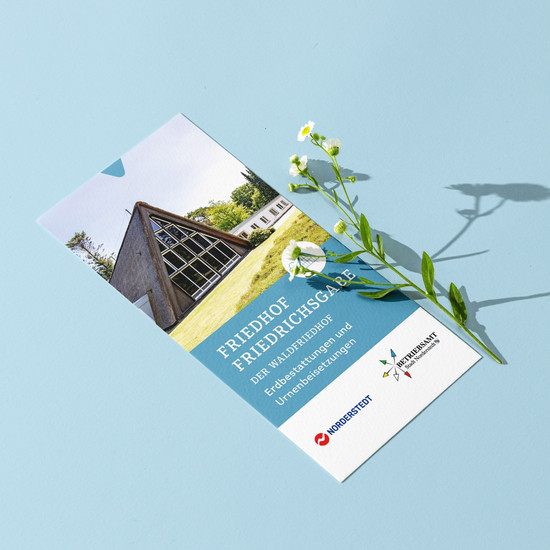 Flyer der Norderstedter Kirche mit einer Blume