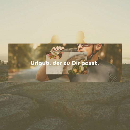 3 sich überlagernde Bilder. Ein felsiger Strand in der Abenddämmerung, ein Radfahrer, der aus einer Flasche trinkt und zwei Teller mit Essen drauf.