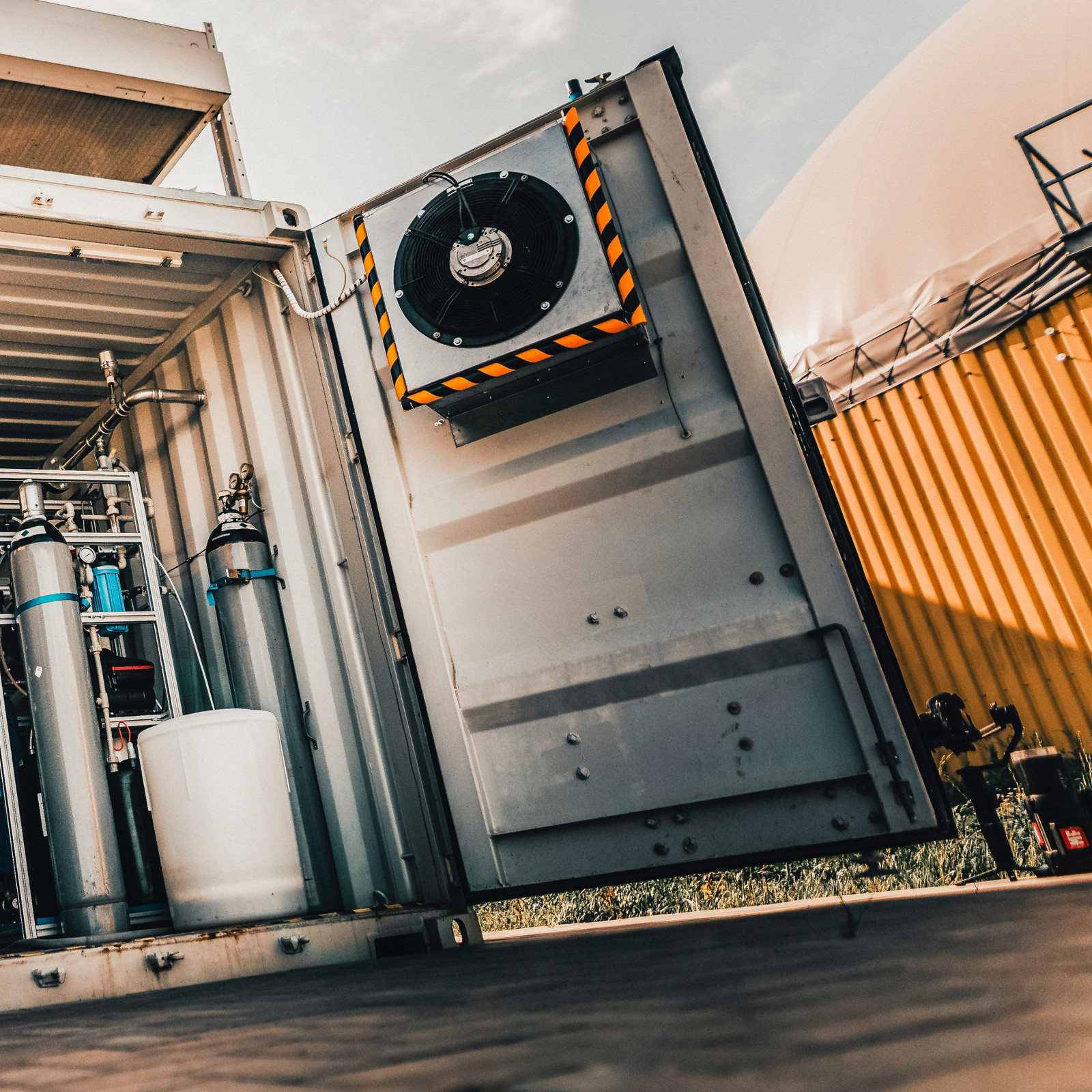 hochzwei_gp_teaser_08.jpg Ein Container mit einem Ventilator