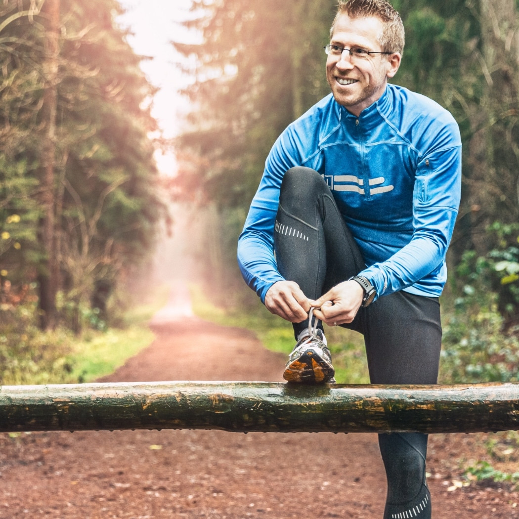 hochzwei_wksrecruiting_teaser_08.jpg Ein Jogger schnürt sich die Schuhe