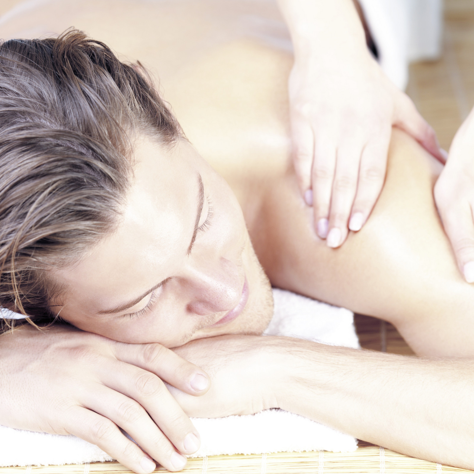 hochzwei_ists_teaser_04.jpg Ein Mann genießt eine Massage auf einer Liege