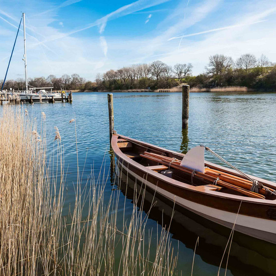 Historisch Wikingerboot im Wasser