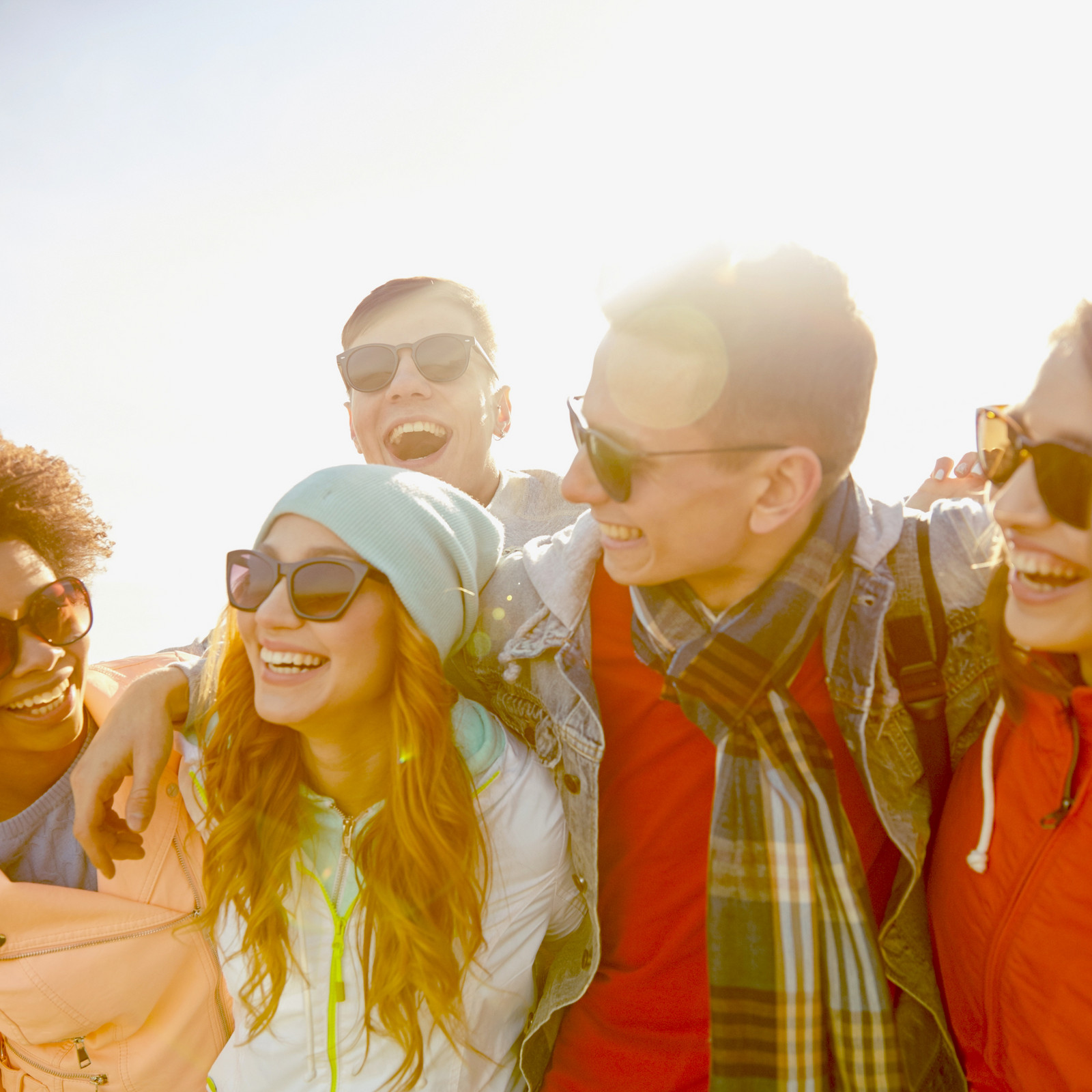 hochzwei_lvimsh_teaser_05.jpg Gruppe Jugendlicher liegen sich in den Armen