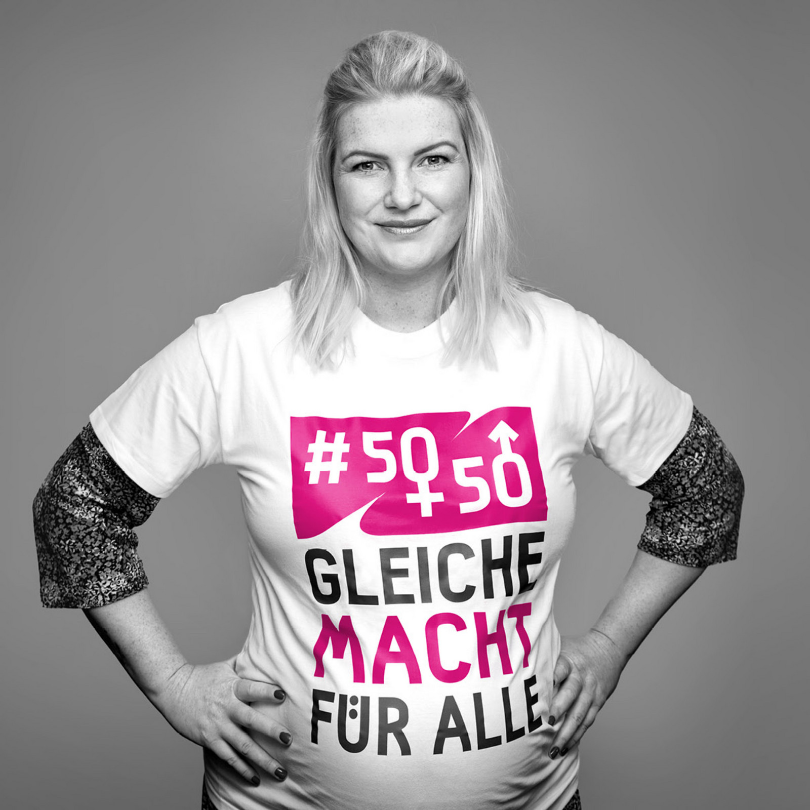 hochzwei_lfrsh_teaser_03.jpg Blonde Frau trägt Tshirt vom Landesfrauenrat