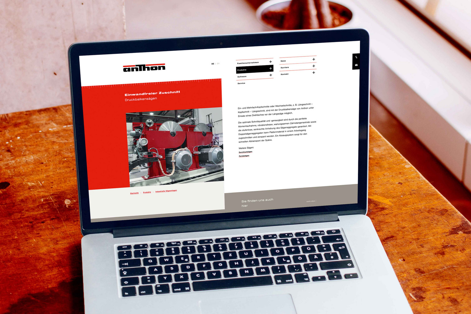 hochzwei_anthon_teaser_gross_02.jpg Laptop auf Holztisch zeigt Website von anthon.de