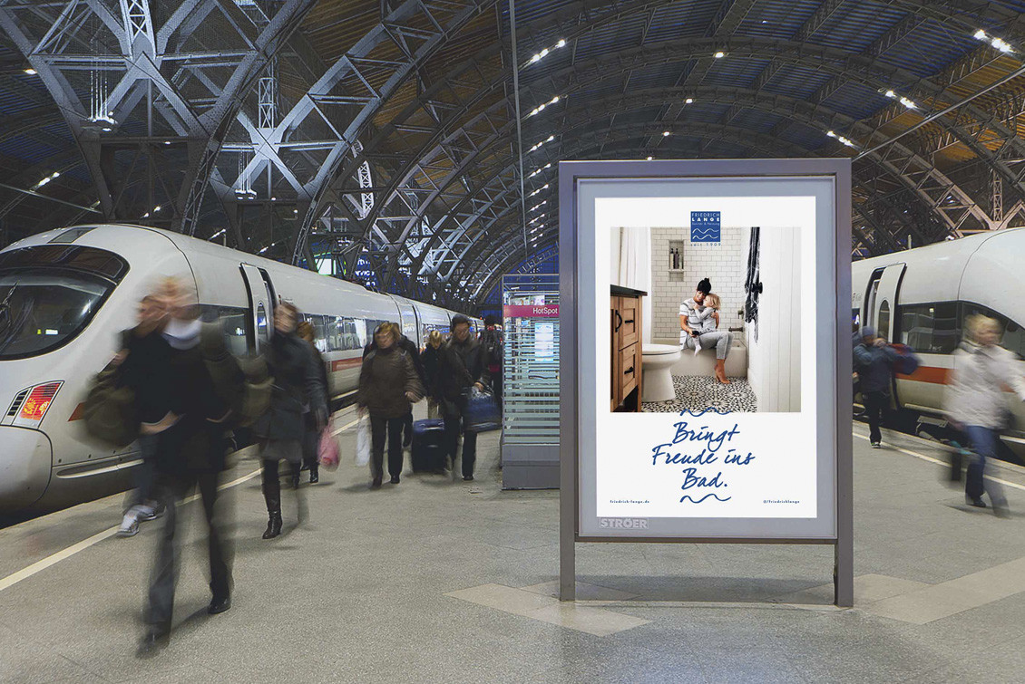 hochzwei_frla_teaser_gross_01.jpg Werbestele zwischen Zügen am Bahngleis