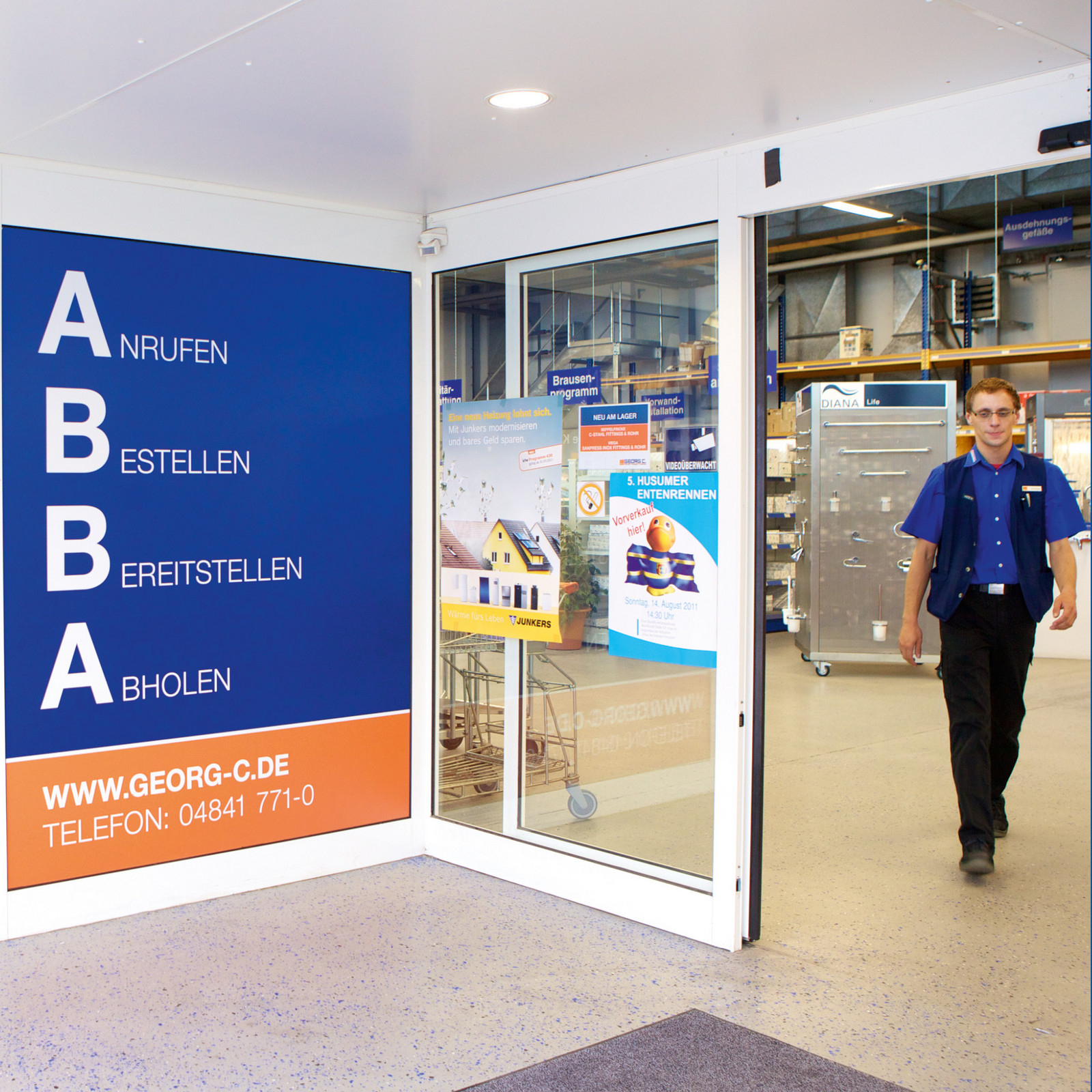 hochzwei_georgc_teaser_10.jpg Ein georg C Mitarbeiter geht aus dem Gebäude