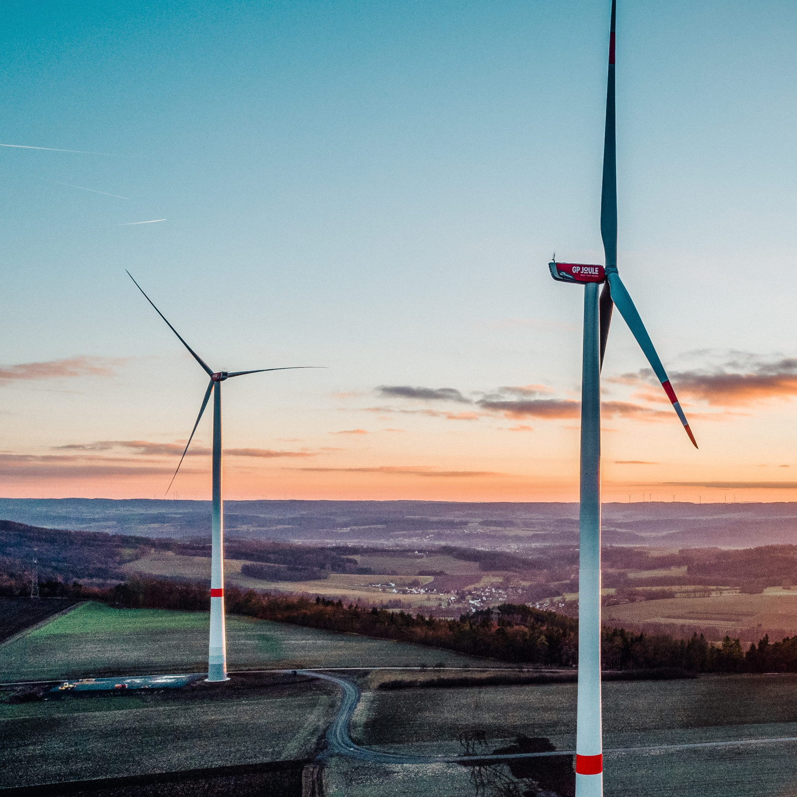 hochzwei_gp_teaser_09.jpg Zwei Windräder bei Sonnenaufgang