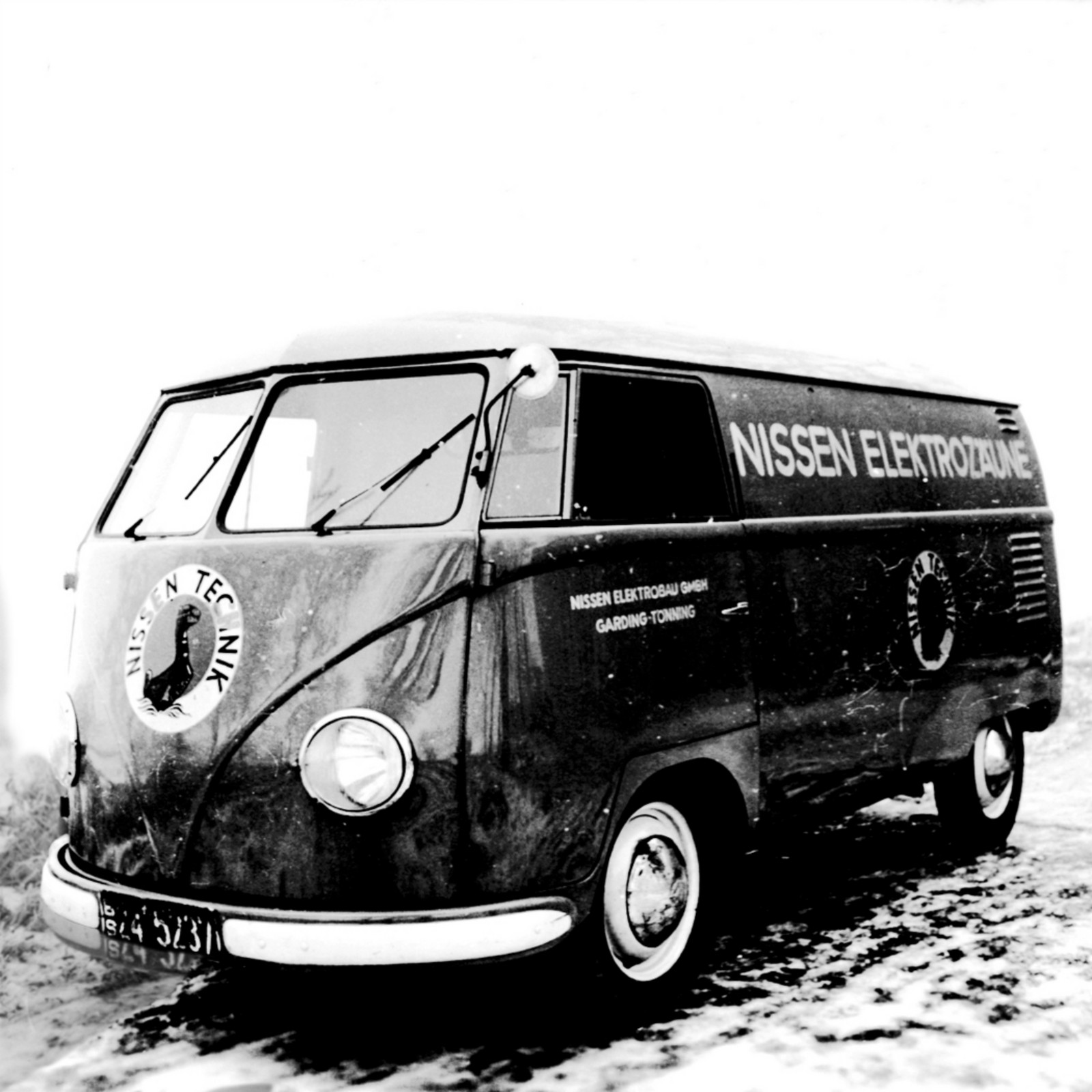 hochzwei_niel_teaser_04.jpg Alte Schwarz weiß Fotografie des Elektro Nissen Firmenwagens