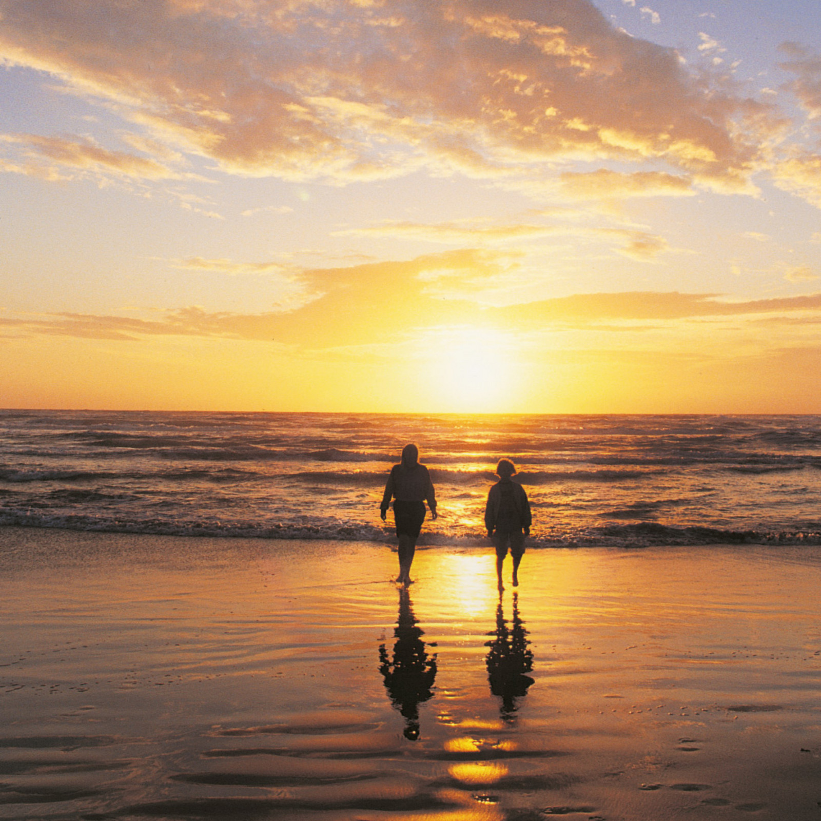 Goldener Sonnenuntergang am Strand