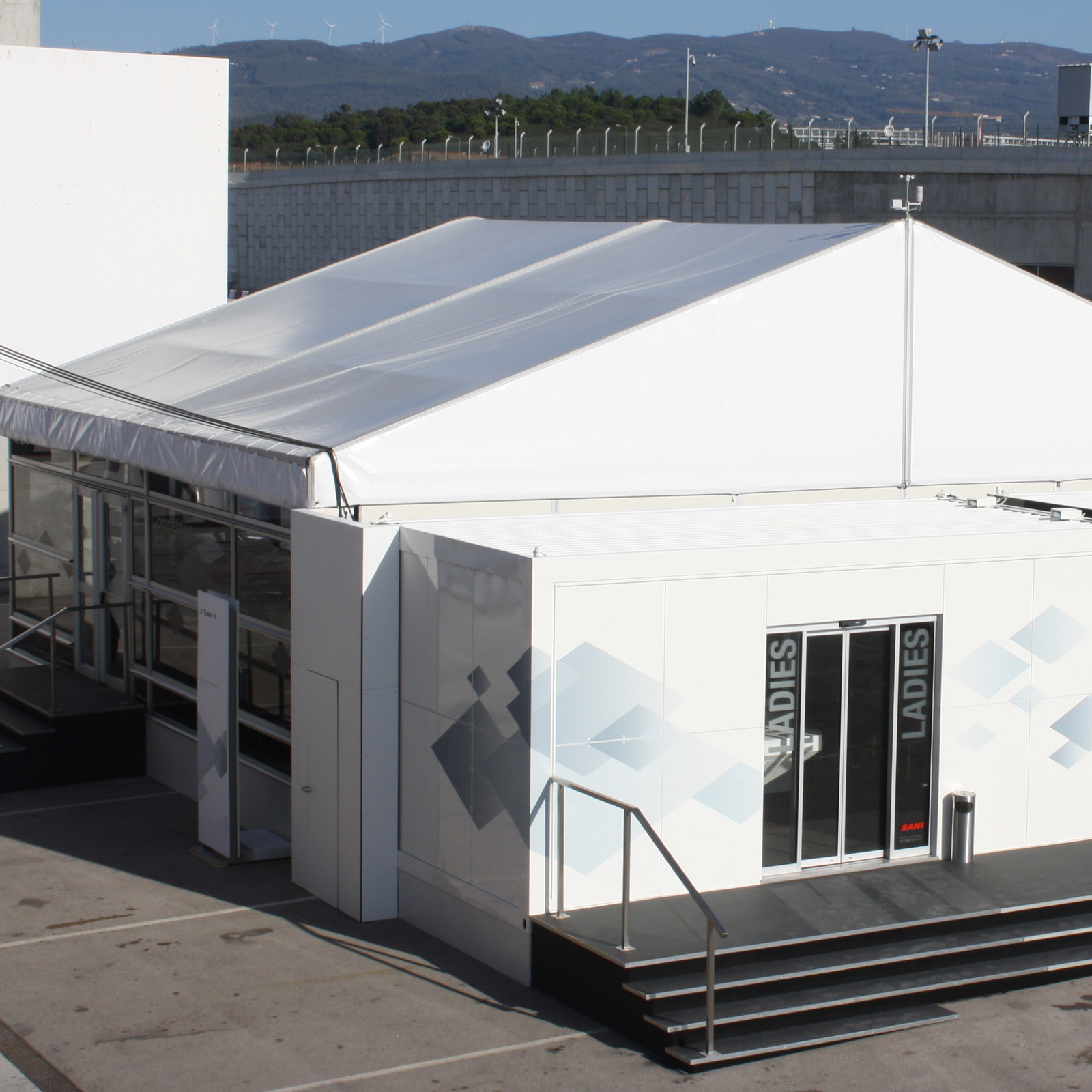 hochzwei_sani_teaser_04.jpg Blick auf ein weißes Zelt