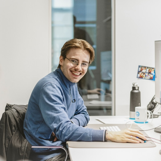 h2_einblicke-arbeitgeber_teaser_10.jpg Grafik-Mitarbeiter von HOCHZWEI am Arbeitsplatz