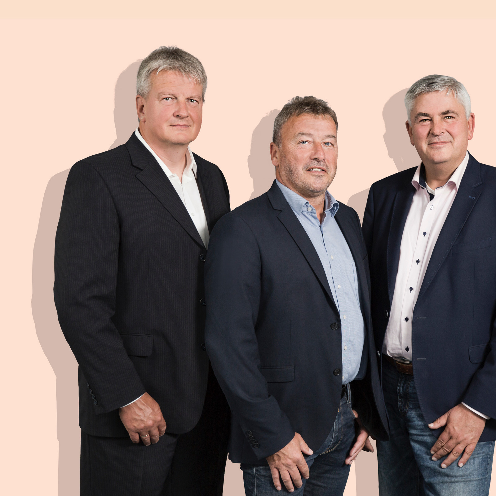 hochzwei_vrbank_teaser_02.jpg Drei Bänker im Anzug