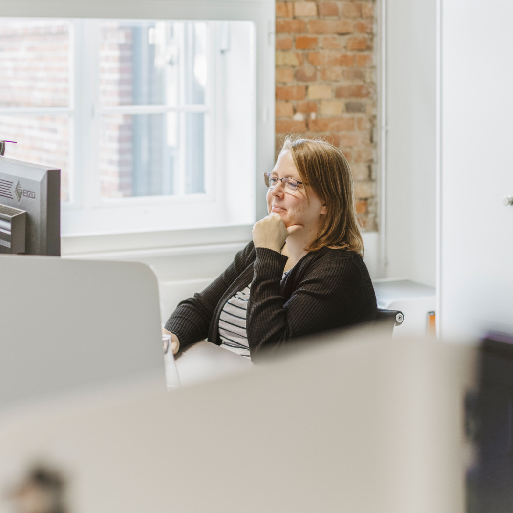 Eine Mitarbeiterin von Hochzwei an ihrem Arbeitsplatz