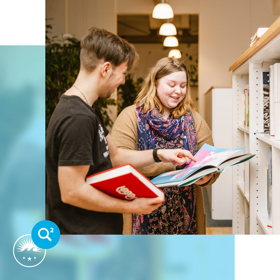 Ausbildung Zwei Personen lesen in Buch